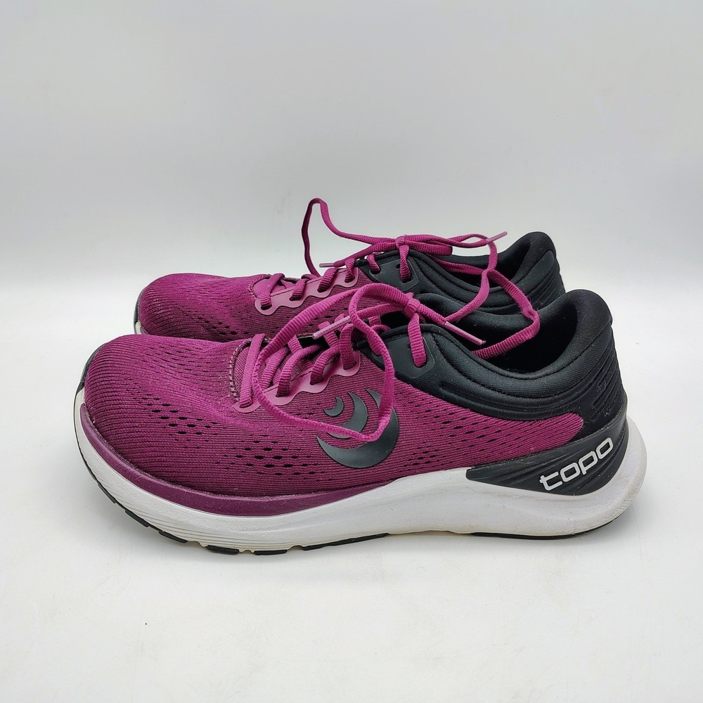 Topo Ultrafly 4 Womens Size 7 Road Running Shoes Wine/Black Athletic Sneakers